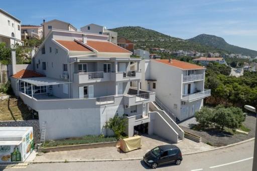 Nikola * Neum